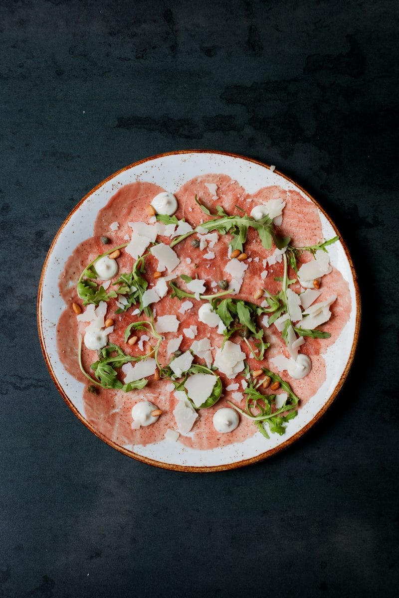 Runder carpaccio met parmezaanse kaas en rucola
