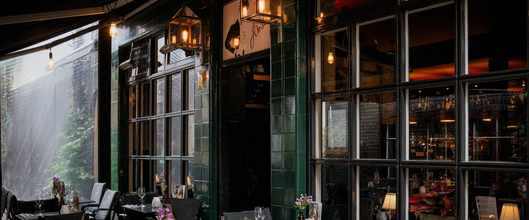De zaal in de avond bij kaarslicht