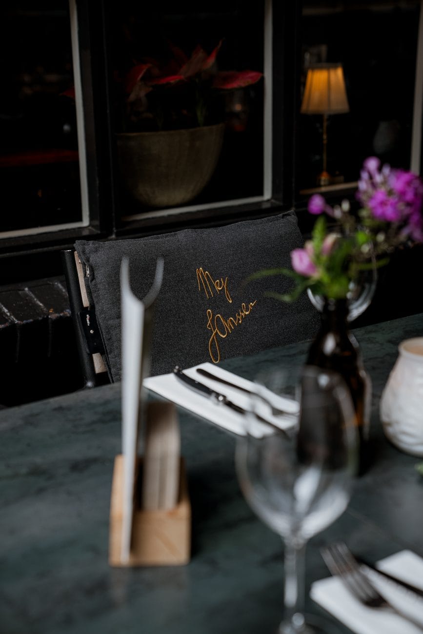 Een gedekte tafel met bloemen en wijnglazen