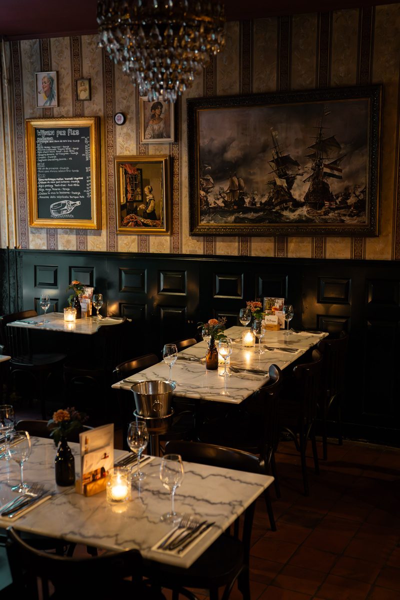 De zaal met de kroonluchter en de gedekte tafels eronder